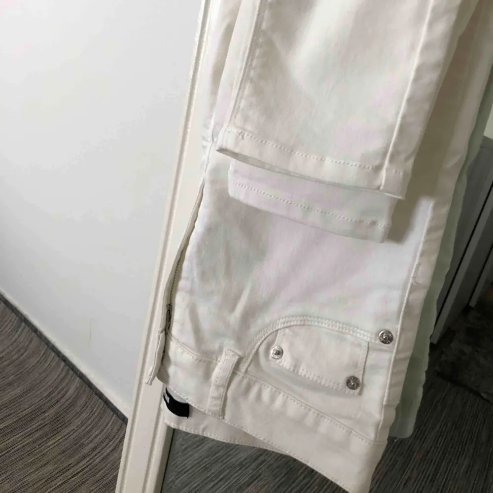 Vita högmidja ankle jeans byxor i storlek S. Rätt stretchiga och bekväma. Väldigt bra skikt. Använt endast två gånger. Kontakta för fler bilder och frågor! Frakt förekommer.. Jeans & Byxor.