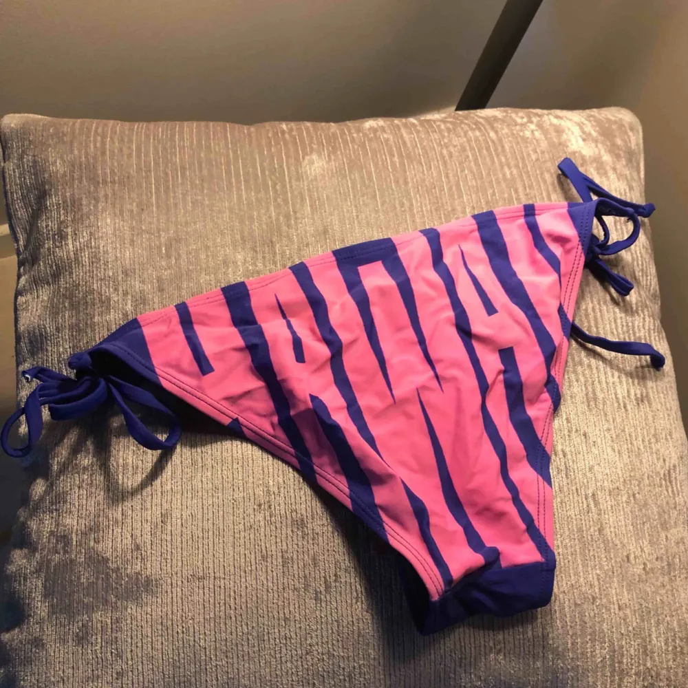 Bikinitrosa från Gina Tricot i lila och rosa!   Hämtas hos mig på Kungsholmen eller skickas, då tillkommer frakt med 42 kronor! 💌. Övrigt.