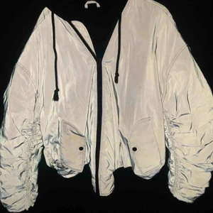  - Oversized bomberjacka i reflex! Köpt secondhand så osäker på storlek, men ungefär M/L