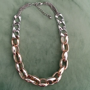 Halsband - Vackert halsband i rose och silverfärg. 50kr inklusive frakt. Begagnat. 