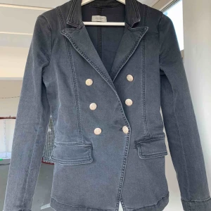  - Kavaj i jeanstyg  Använd ett fåtal gånger, mycket bra skick 