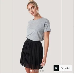 Kjol NA-KD - Plisserad kjol från NA-KD i nyskick med lapp kvar. Köpt av mig här på plick, men är helt oanvänd både av mig och den tidigare ägaren