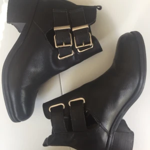  - Boots i läder med öppna spänremmar.  Supersnygga till bara ben!  Dessa är inköpta vintage men i mycket fint skick! Motsvarande strl 37-37.5 