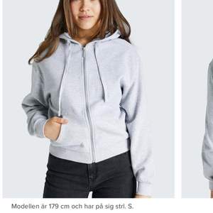 grå kofta/luvtröja med dragkedja/zip hoodie, från cubus i storlek M. Knappt använd, jätte bra kvalite osv. Köpt för 300kr❤️