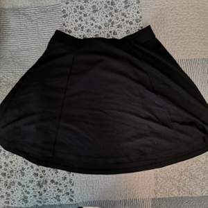 Svart kjol från Gina Tricot. Ganska använd men fortfarande i bra skick! 