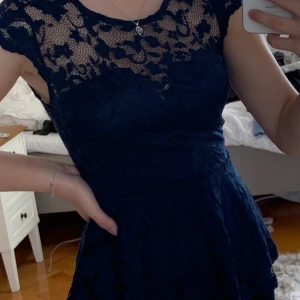 Topp i storlek XS - En söt peplumtopp ifrån Gina Tricot. Nypriset var mellan 200-250 kr och säljer nu för 100 kr. Använd ett fåtal gånger. Kan mötas upp eller skicka.