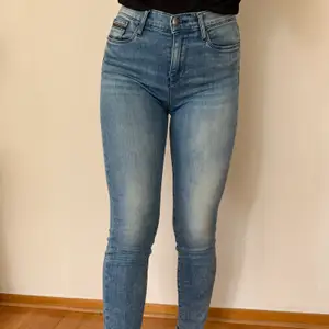 Calvin Klein Jeans i storlek W26 L30. För dom som är osäkra på storleken så är jag ca 161 cm lång och jeansen sitter som en XS/S. Nypriset var 1.200 kr och säljer nu för 500 kr. Använd ca 2 gånger. Kan skicka fler bilder om de önskas. Kan mötas upp eller skicka.