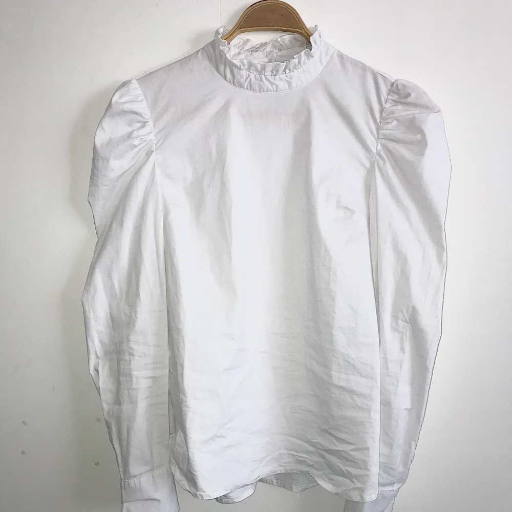 Jättefin vit skjorta med hög krage och spets från Object! Knäppning i ryggen. Säljer då den tyvärr ej kommit till användning. Köpt för 330 kr och endast använd en eller två gånger 💕. Skjortor.