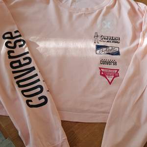 Converse mag-tröja i rosa med tryck och text. Knappt använd.