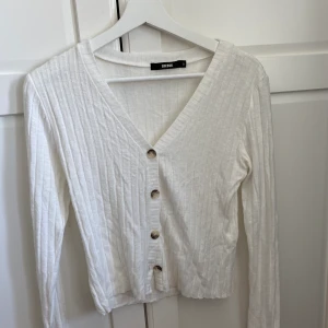 Vit cardigan - Vit cardigan/kofta från bikbok! Använd Max 1 gång, storlek s! 100 kr inkl frakten🥰