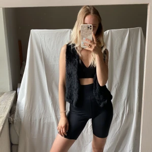 Äkta pälsväst vintage - Kaninpäls🥺😣 nypris 1300kr. Aldrig använd. Skickas mot frakt eller möts i Stockholm. Kolla gärna mina andra annonser 