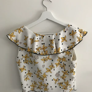 Blus/topp strl S - Supersöt topp med volang från zara. Den är något kortare i modellen och passar bra för folk som bär storlek S. Köpt för några år sedan men bara använd några enstaka gånger, den är i bra skick! Ups, frakt tillkommer :p