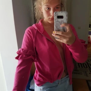 Kofta - Sirisrosa kofta till salu! 🌈 I denna kofta kan du glänsa, passar perfekt till ett par blåa stora jeans. Volangerna på ärmarna gör koftan mer unik och barnsligt vacker 🌈 