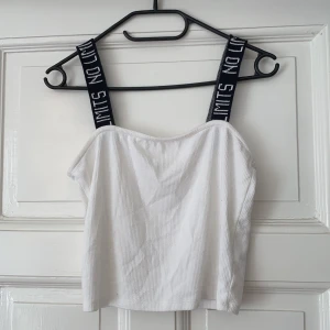 Vitt linne - Vitt linne med text på banden, från Urban Outfitters