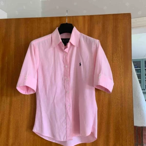  - Säljer jättefin sommarskjorta!! Kan mötas upp i Uppsala eller frakta! Hör av dig för fler bilder eller om du har frågor 💓🥰 