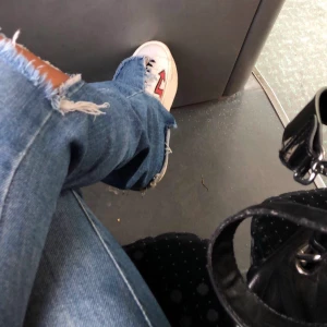 Jeans med slits - Supersnygga lågmidjade jeans men kommer tyvärr ej t användning, klippt allting själv🦋⭐️ väldigt stretchiga så passar xxs-s🌸