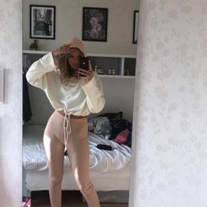 Hoodie - Säljer min hoodie från zara då den inte kommer till användning! Är storlek L, man kan ha både som oversize och lite mer tight snören kan läggas i tröjan så de ej synd!                                                     Köparen står för frakt! 💙