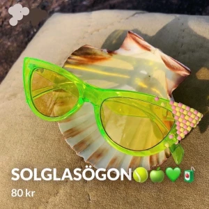 Egen designade solglasögon💚🧃 - This must be heaven😍 Ett par egen designade solglasögon i neon grön as coola till en toppen outfit 💚🧃 ni får gärna buda i kommentarerna budet är på 80kr