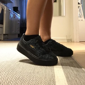 Puma skor - Puma skor med plattform. Skorna är klädda i ett fluffigt mocka liknande tyg. Storlek 35,5 men är stora i storleken så är mer som 36-37 i passformen. Använda ett fåtal gånger så de är i bra skick. Köparen betalar frakten. :)