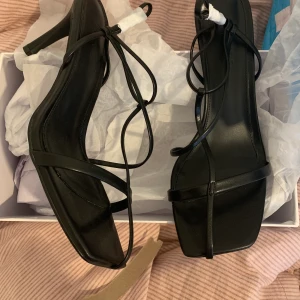 Klackskor - Svarta klackskor aldrig använda. 