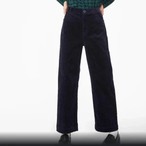 Vida manchesterbyxor - Snygga manchesterbyxor från Monki! Säljer då de inte passar längre. Kontakta vid frågor! Frakt tillkommer.