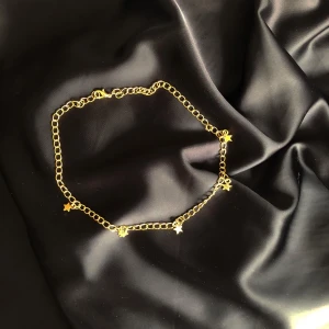Tekla snar necklace - Ett guldigt kedjehalsband med fem guldiga stjärnor. 115kr exklusive frakt. 10% av vinsten går till våra två organisationer, Talita och BRIS💕