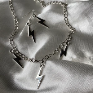 Jayden Flash Necklace ⚡️ - Silverfärgad kedja med tre silverfärgade blixtrar. Knäpp med en karbinhake för att kunna justera längden.  10% av vinsten går till våra två organisationer, Talita och BRIS. 