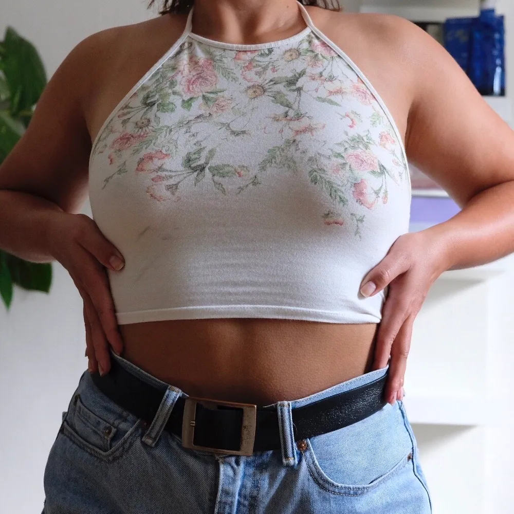 Supercute top!! Liten fläck under bröstet men syns knappt när man har tröjan på! Passar M-L! 🦋. Toppar.