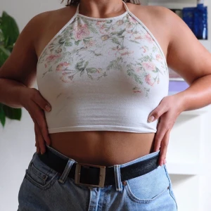 🦋 - Supercute top!! Liten fläck under bröstet men syns knappt när man har tröjan på! Passar M-L! 🦋