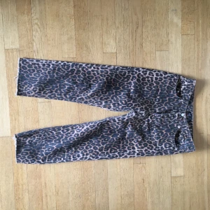 Leopard jeans i fint skick  - Leopard jeans i fint skick från Zara! Strlk 38