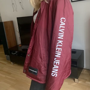 Calvin Klein jacka  - Riktigt go Calvin Klein jacka, använt ett fåtal gånger. Passar bra som jacka i alla årstider! BUDA!