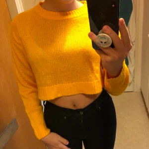 Stickad tröja - Gul, stickad, croppad tröja från H&M. Inköpt förra året, använd max 1 gång. Strl XS men passar även S. Skicka ett meddelande till mig om du vill ha fler/bättre bilder! ☺️ 50kr+frakt