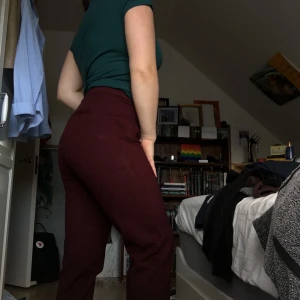 Röda byxor M - Mycket bra skick, inte riktigt högmidjade, säljer då de bara inte kommer till användning, som kostymbyxor fast jätteskönt och stretchigt material, frakt tillkommer🌻