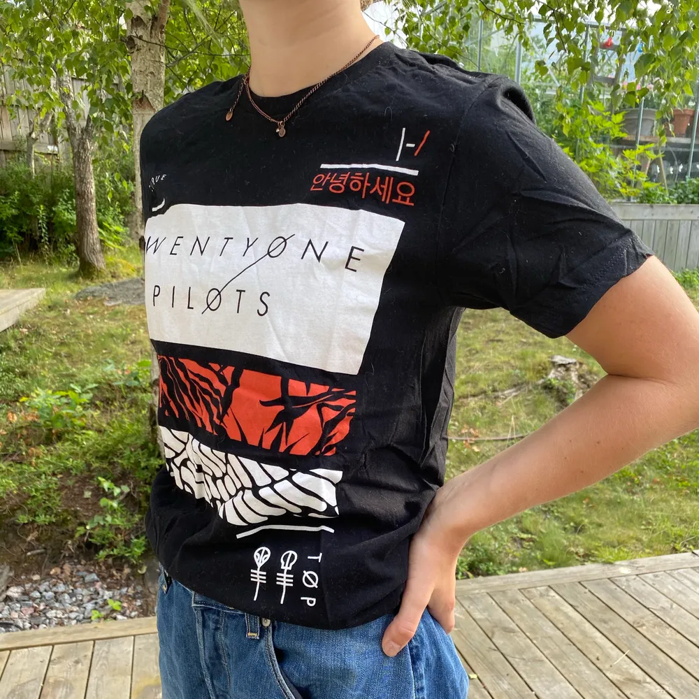 Svart Twentyone pilots T-shirt köpt på deras blurryface tour. Fraktkostnad tillkommer och betalas av köparen.. T-shirts.
