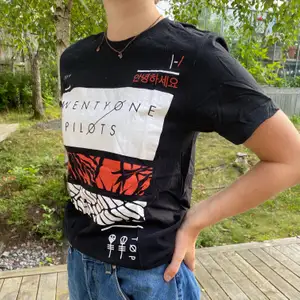Svart Twentyone pilots T-shirt köpt på deras blurryface tour. Fraktkostnad tillkommer och betalas av köparen.