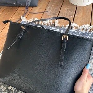 Stor Väska från hm!!  - Väska från hm ryms mycket i, passar för alla. Köpt för 399kr 