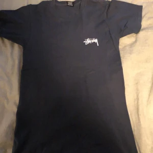 Stussy - Tjena säljer nu min Stussy magic 8ball tröja som är helt ok skick skriv om du undra något mer😁😁🌴🌴