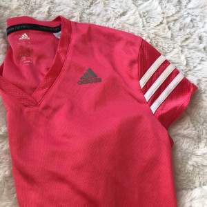 Adidas tränings tröja, v ringad i träningsmaterial 