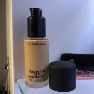 Mac Foundation - Foundation från Mac i färgen som står på andra bilden!! 💞 använts endast en gång så är nästan helt full 🥰 frakt tillkommer men pris kan diskuteras vid snabb affär 💕