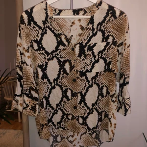 Skjorta med animal print  - Storlek 8, funkar för dig som har Xs - M 