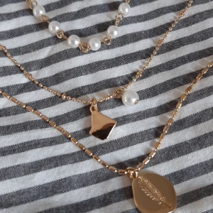 Misslisibell x na-kd halsband  - Tre stycken halsband som man kan ha tillsammans men också enskilt. Halsbanden är från misslisibells första kollektion med nadk. Alla har olika långd och går att justera. Superfina men kommer tyvärr inte till användning för mig. Priset är inkl frakt🥰