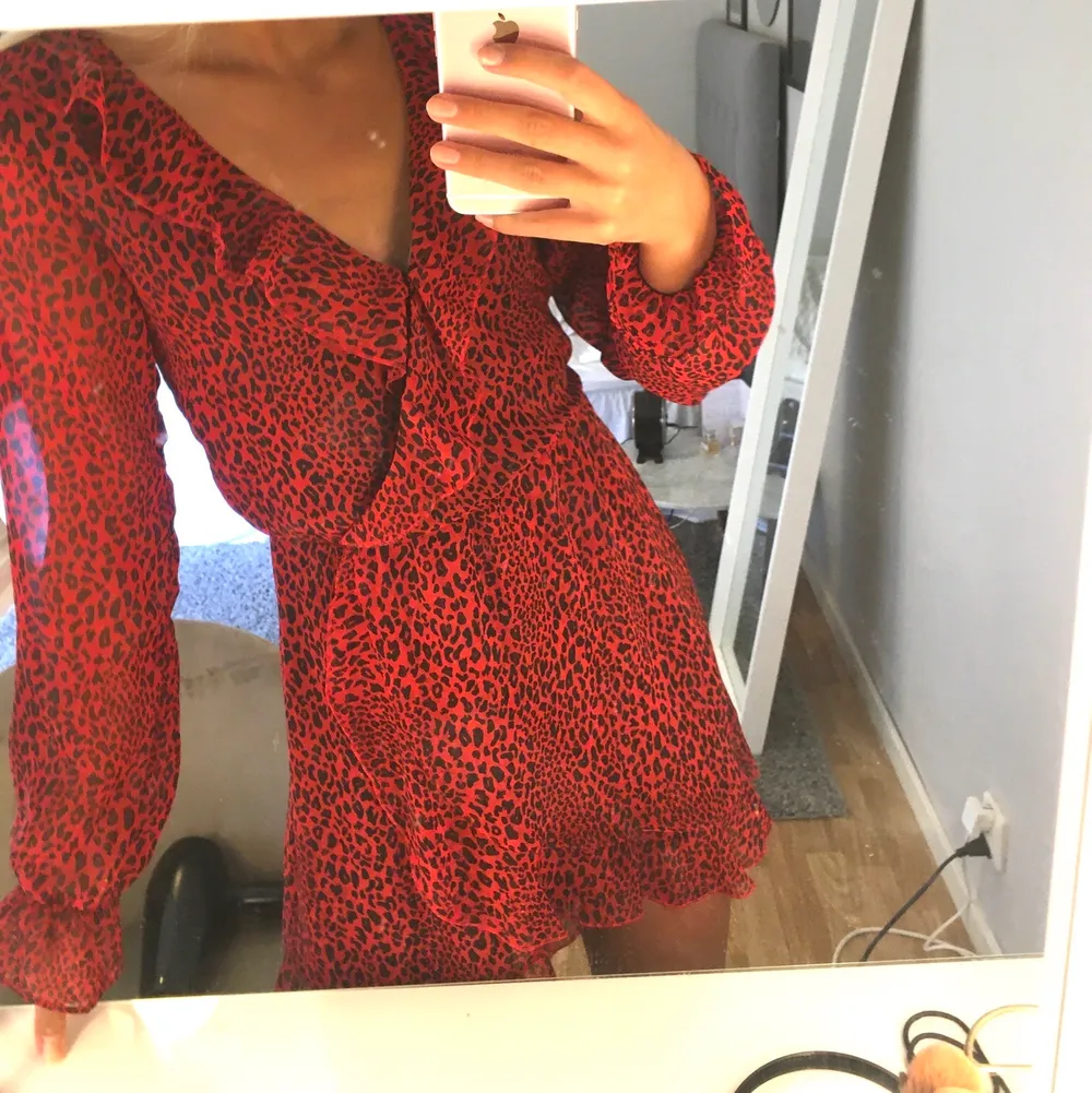 Säljer denna jättefina leopard klänning I storlek 32🤩🤩 ovanvänd, endast provat den och tagit bilderna till annonsen! Säljer då den inte kommer till användning eftersom den är något liten på mig som vanligtvis har 34😊🥳. Klänningar.