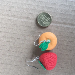 smycken - Följ vårat konto där vi säljer egen gjorda smycken!☺️ heter earrings (kommenterar med kontot i kommentarerna). ungefär 20% av våra inkomster går till en valfri organisation som vi kan swisha!❤️