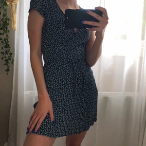 Klänning - Mörkblå wrap-klänning från Brandy Melville, onesize-storlek. Använd endast några få gånger, så klänningen är i mycket bra skick. Köparen står för frakt💗