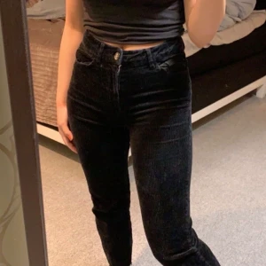 Svarta Manchester byxor - Svarta Manchester byxor ifrån H&M i 34