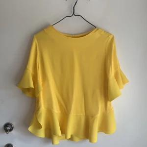 Gul blus från Chiquelle  - Köpt på chiquelle för några år sedan. Har använt den 1 gång. Köpte den pga Therese Lindgren hade haul 😅😜 fri frakt!