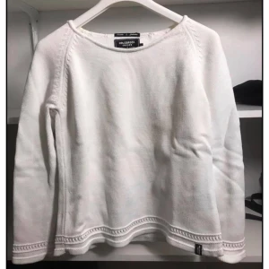 Vit stickad Holebrook tröja - Stickad tröja från Holebrook. Knappt använd så den är väldigt fin! Storlek L, men lite liten i storlek Säljer för 350kr