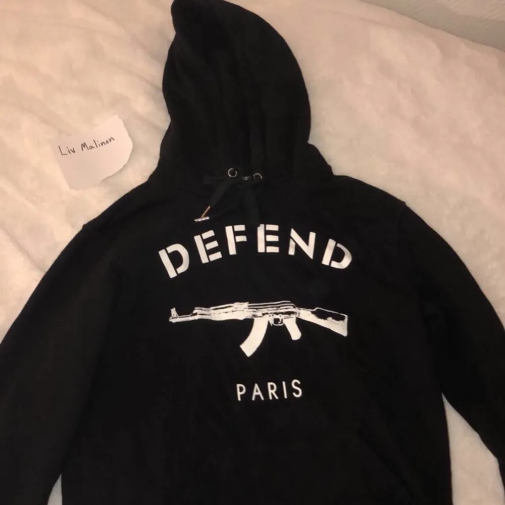 Säljer denna Defend Paris hoodie jag köpte för något år sedan, har tyvärr inte kommit till så mycket avändning. Otroligt bra skick och superbekväm. Storlek S (man). . Hoodies.