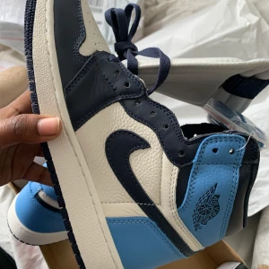 Obsidian aj1 - Den är använd några gånger. Tar endast swish.