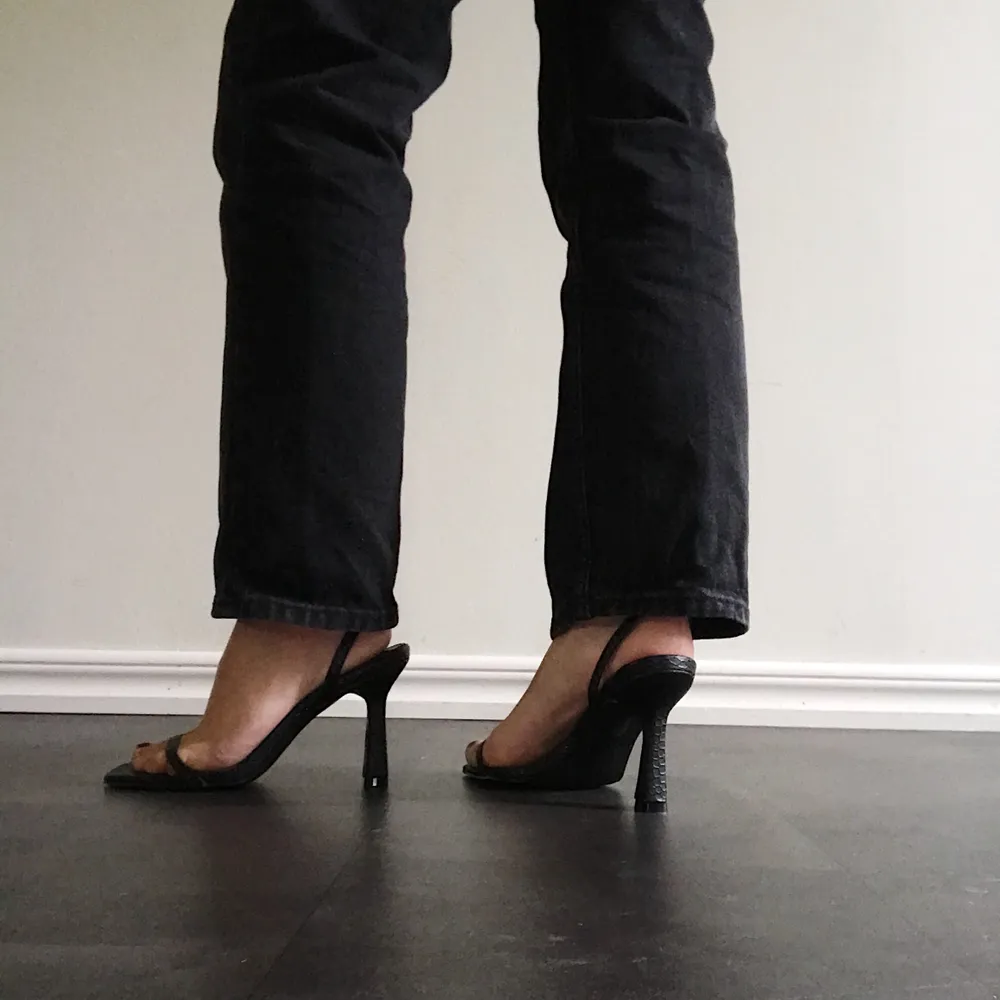 Ett par svarta klackskor från NAKD i storlek 37. Dessa skor är enligt mig HUUUUR snygga som helst och önskar att jag hade tillfällen till att bära dem hela tiden, men tyvärr inte! Dem är helt nya och inte använda.👠💃🏼💣 nypris: 359. Skor.